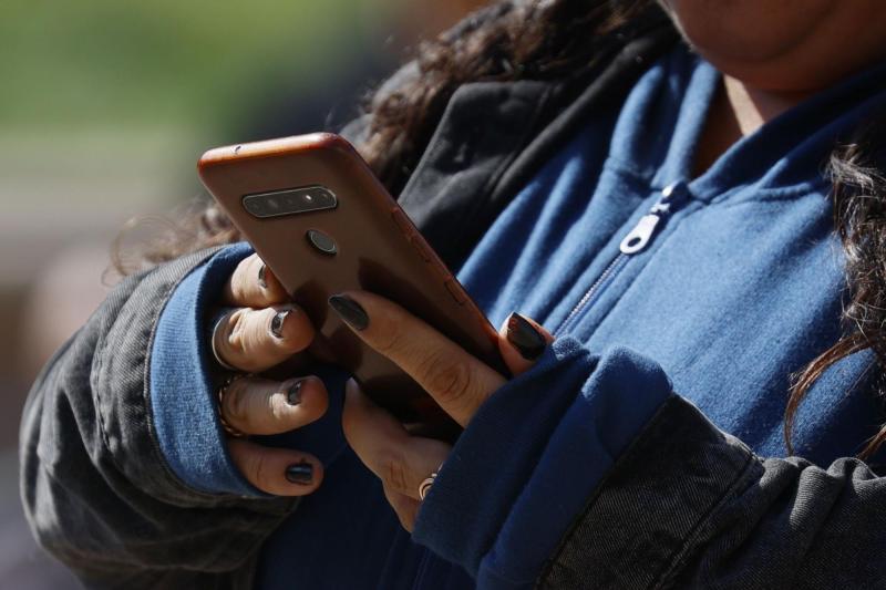 Aton - No solamente el Presidente Boric: Estos son los famosos que decidieron dejar sus celulares