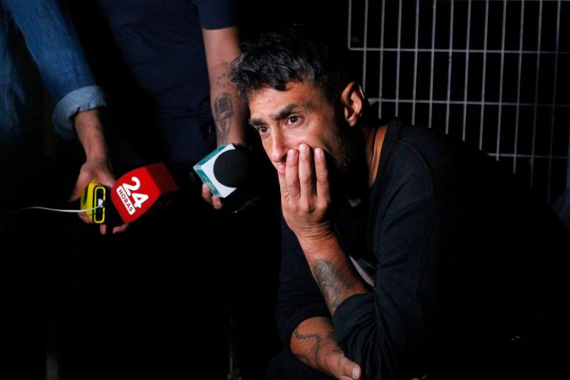 Aton - Jorge Valdivia esperando afuera de la cárcel de Rancagua