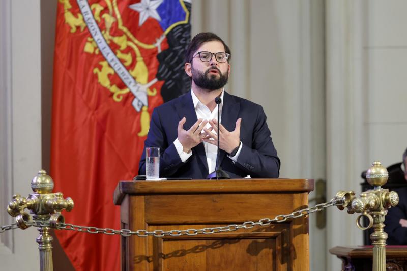 Aton - No solamente el Presidente Boric: Estos son los famosos que decidieron dejar sus celulares