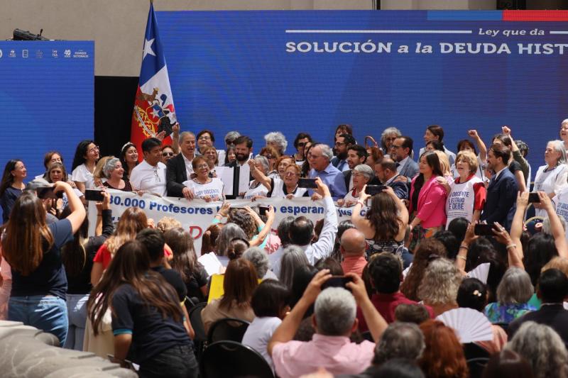 ATON - Promulgan pago de deuda histórica a profesores