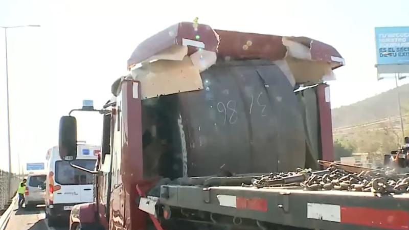Canal 13 - Camión terminó con bobina de acero en la cabina en la Ruta 68