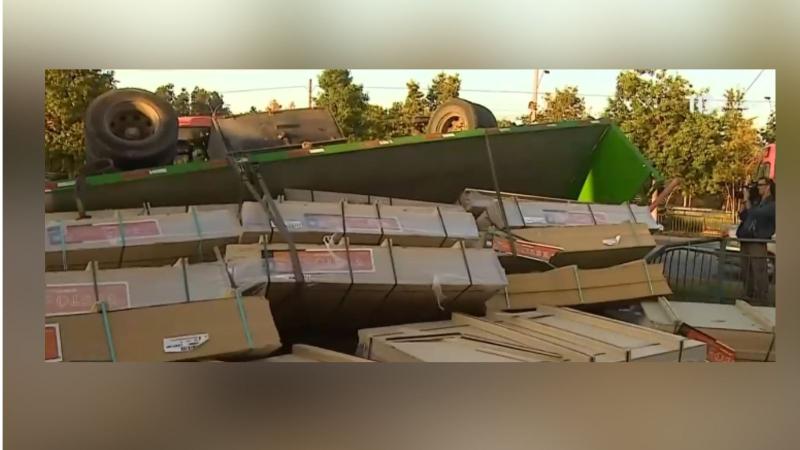 T13 - Camión con carga de construcción se vuelca en La Pintana: Accidente generó corte de tránsito