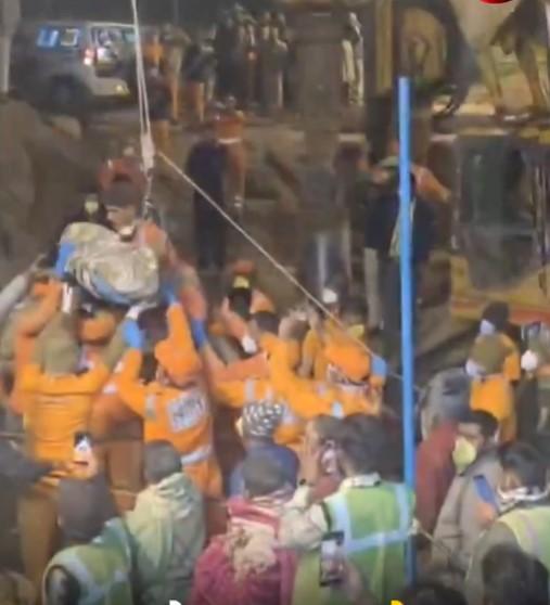 T13 - Rescatan el cuerpo sin vida de pequeña niña que estuvo 10 días atrapada en pozo de la India | RRSS