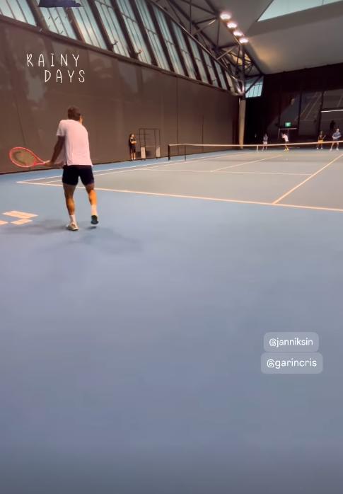 Cristian Garin también entrenó con Jannik Sinner rival de Nicolás Jarry - Créditos: Instagram @coach_jpsanchez