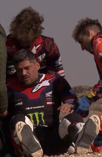 Pablo Quintanilla siendo asistido en el Rally Dakar 2025 - Créditos: Redes Sociales