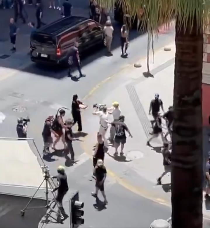 Dua Lipa causa furor en Santiago: Cantante fue fotografiada en pleno centro durante grabación