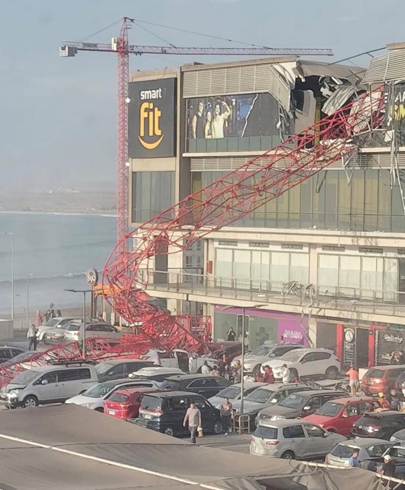 Impresionante registro del momento en que cae una grúa sobre un gimnasio en Arica - Instagram aricaesbacan_