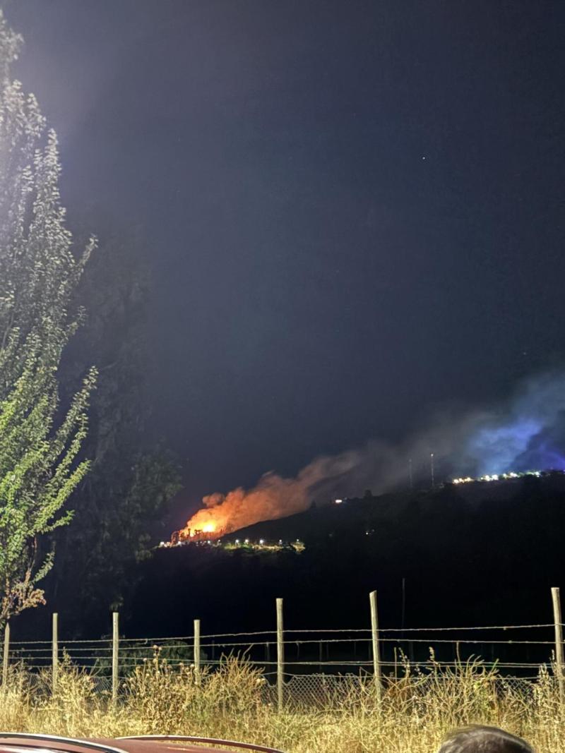 Incendio forestal consume Cerro La Virgen en Talca - X @arrobabaru