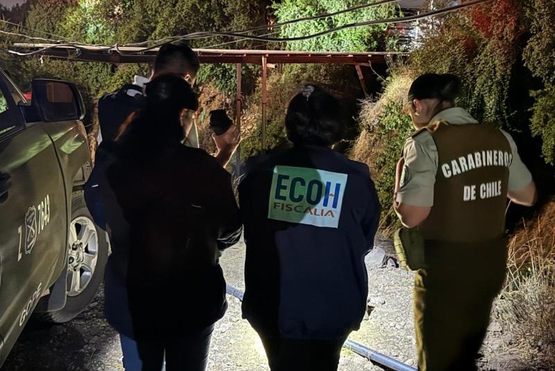 Homicidio en Puente Alto: Un cuerpo con múltiples lesiones fue encontrado en la ribera de un canal - X @ECOH_FiscaliaRM