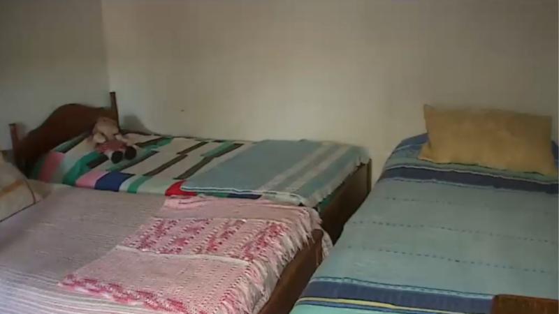Instagram - T13 - Descubren hogar de adultos mayores clandestino en San Joaquín: Había chinches y pulgas en las camas