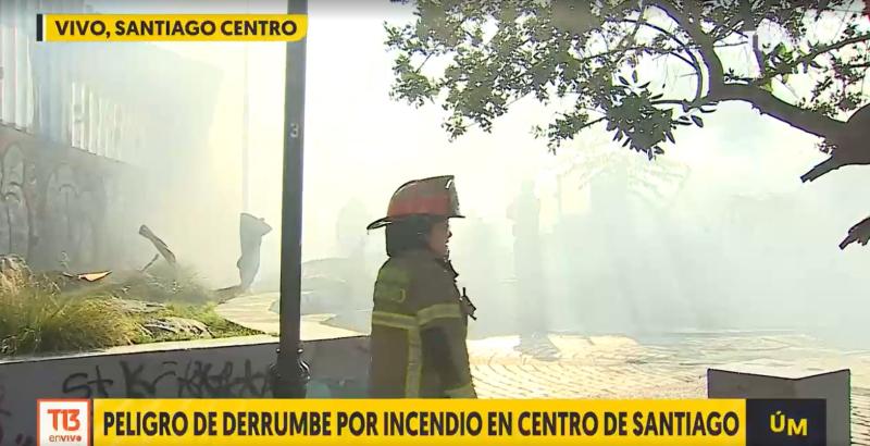 T13 - Incendio y riesgo de derrumbe en centro de Santiago