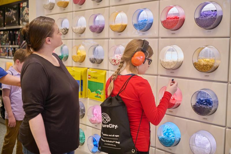 LEGO lanza nuevos sets para visibilizar a personas con discapacidades no visibles