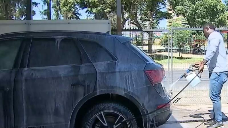 T13 - Multas de hasta $330.000 por lavar el auto en la calle: Así puedes evitar ser sancionado