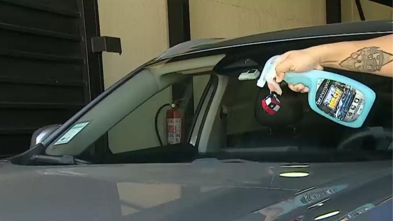 T13 - Multas de hasta $330.000 por lavar el auto en la calle: Así puedes evitar ser sancionado