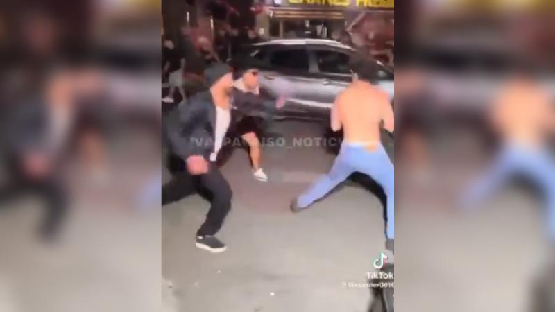 Redes sociales - Captan violenta pelea afuera de local en Reñaca