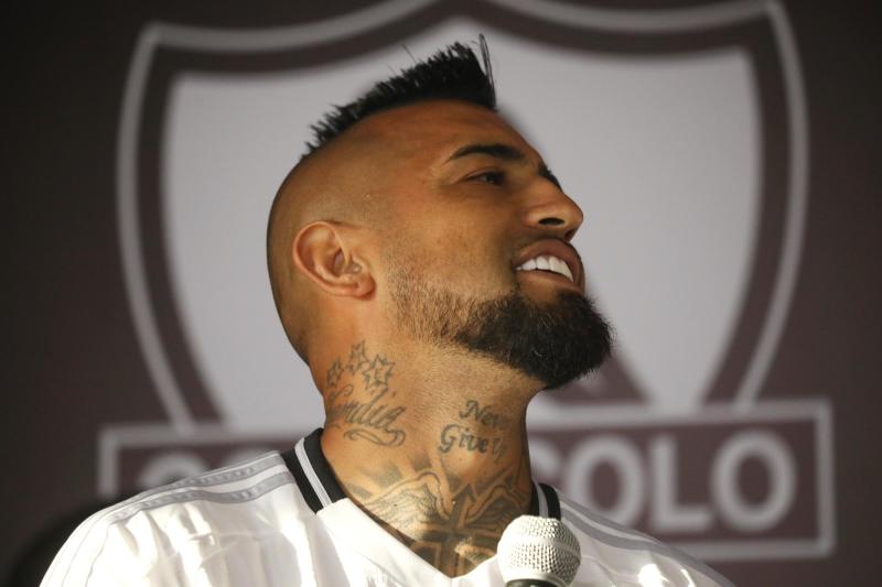 Arturo Vidal presiona al Sifup - Créditos: Photosport