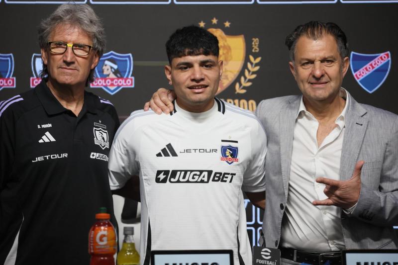 Claudio Aquino ya posa con la armadura alba del Centenario - Créditos: Photosport