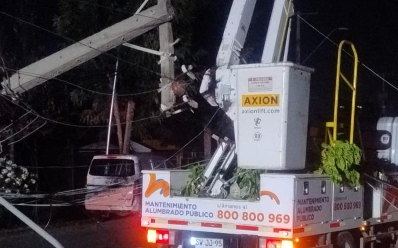 X - Camión colisiona con poste de electricidad y provoca corte de luz en Puente Alto