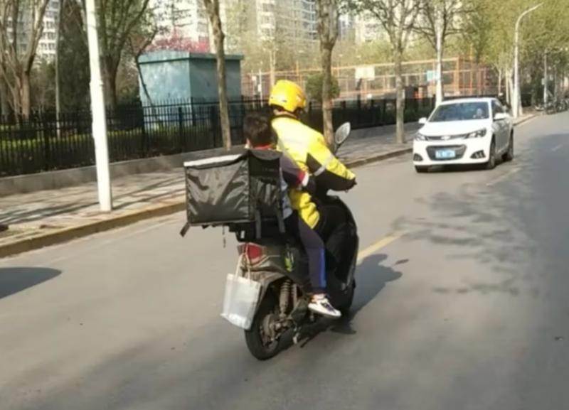 Weibo - Madre contrató a repartidor para que lleve a su hijo al colegio todos los días