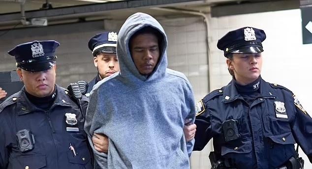 Imputado por empujar a hombre a las vías del metro en Nueva York | Policía de NY