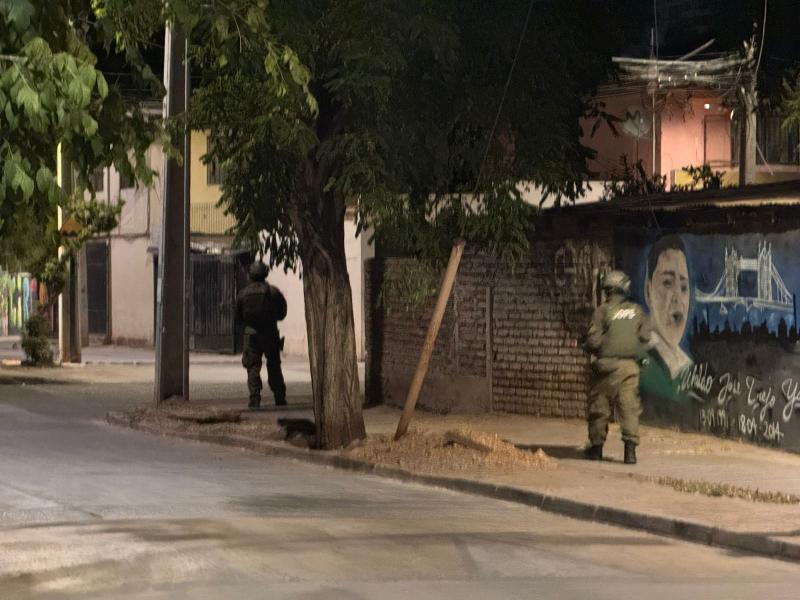 Balacera en Macul: Encuentran a joven muerto en plena vía pública