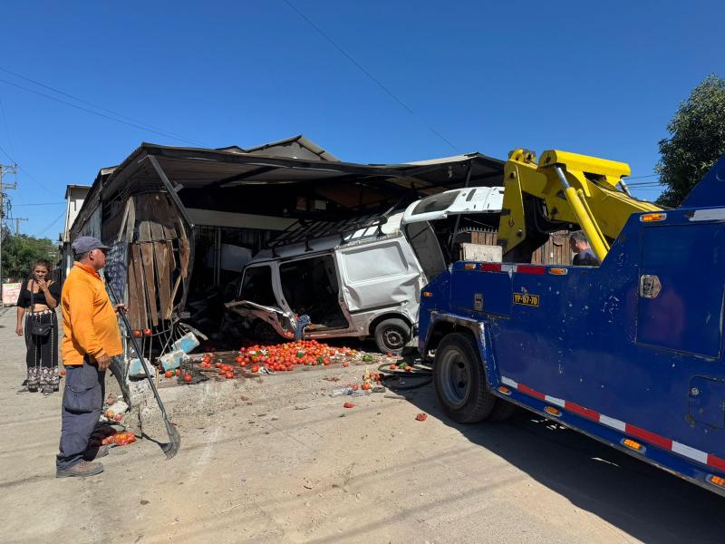 Canal 13 - Furgón escapó de fiscalización y terminó dentro de una casa tras accidente