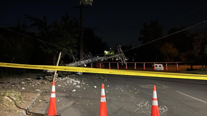 T13 - Conductor se da a la fuga tras derribar un poste en La Florida: Provocó corte de suministro energético