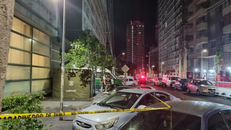 Presunto femicidio en Estación Central: sujeto habría lanzado a su pareja desde el piso 27 de un edificio