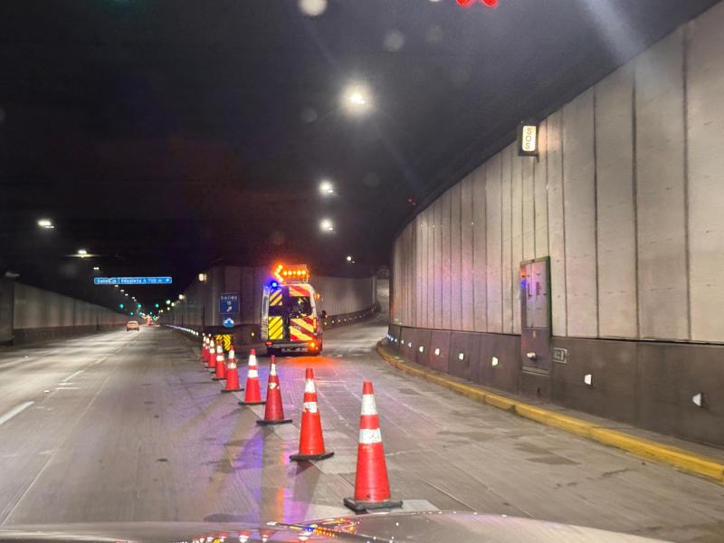 T13 - Dos delincuentes en estado de riesgo vital tras intento de encerrona a funcionarios de carabineros en Autopista Costanera Norte