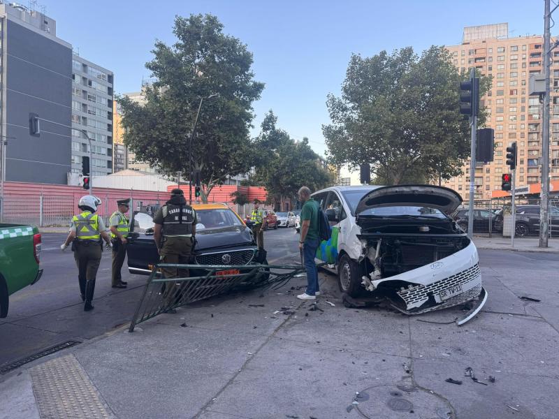 T13T13 - Taxi colisiona con ambulancia de la ACHS en Santa Isabel con Santa Rosa: Hay desvíos en el tránsito