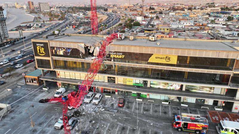 Grúa cae sobre centro comercial en Arica: Hay una persona muerta