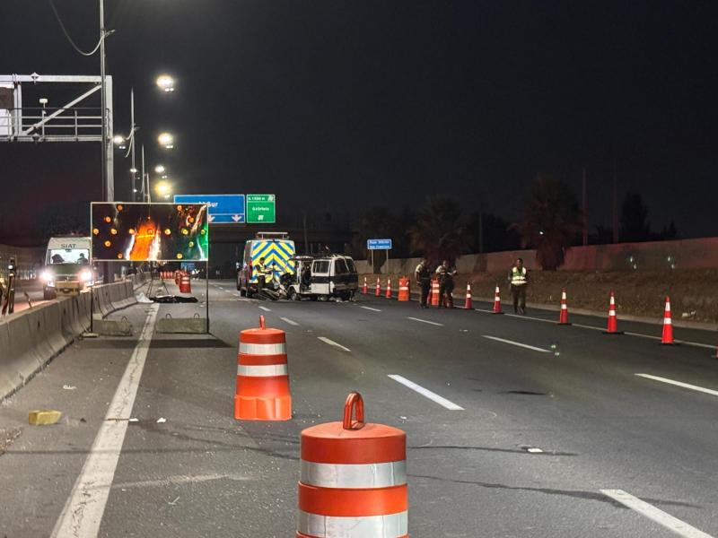 Conductor muere tras chocar contra vehículo que realizaba trabajos en la autopista en Puente Alto