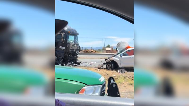 TikTok/joysseopazoflores - El accidente que observaba curioso conductor al que carabinero le llamó la atención