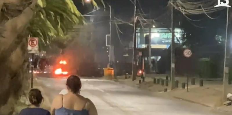 Bus quemado y saqueos frustrados: Incidentes en aniversario de muerte de barrista de Colo Colo en Pudahuel