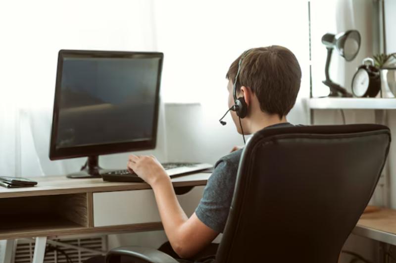 freepik - Hacker adolescente modificaba rutas de barcos del Mediterráneo por diversión