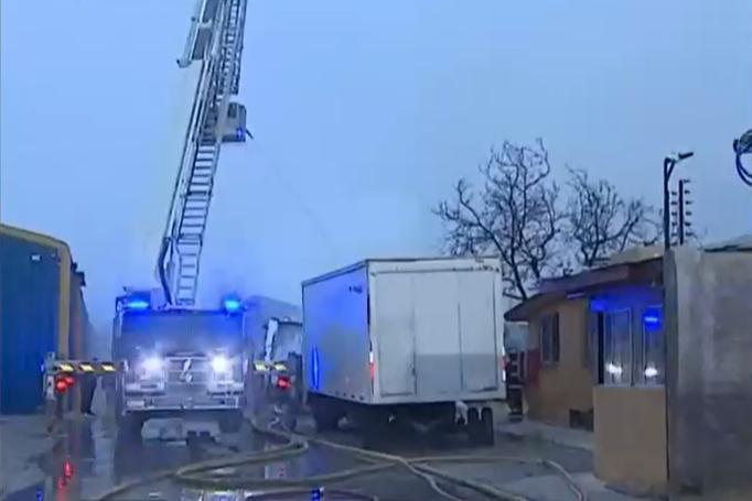 Más de 1.000 millones de pérdida: Incendio afecta bodegas de muebles en La Pintana