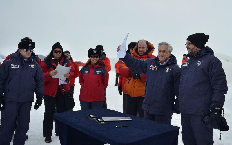 Piñera en la Estación Polar Científica Conjunta Glaciar Unión - Minrel
