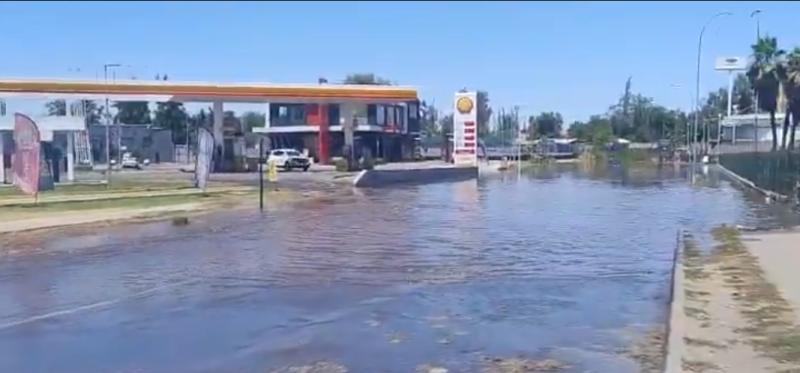 X @peterbombero - Rotura de matriz en Puente Alto mantiene cortada Av. Camilo Henríquez
