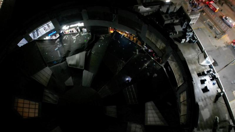 Reuters - AFP - Los impresionantes registros de la caída del techo de un patio de comidas en Perú: Hay al menos cuatro muertos