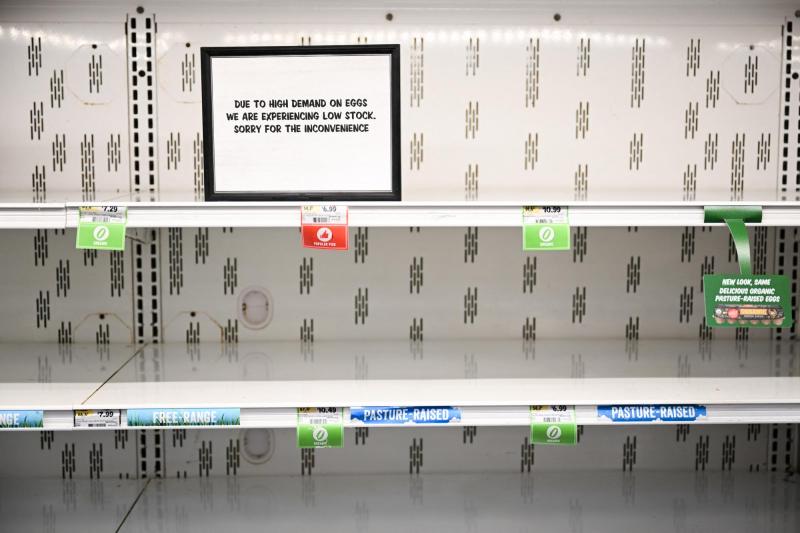 AFP News - La razón por la que EE.UU está limitando la venta de huevos: Docena bordea los $18 mil pesos