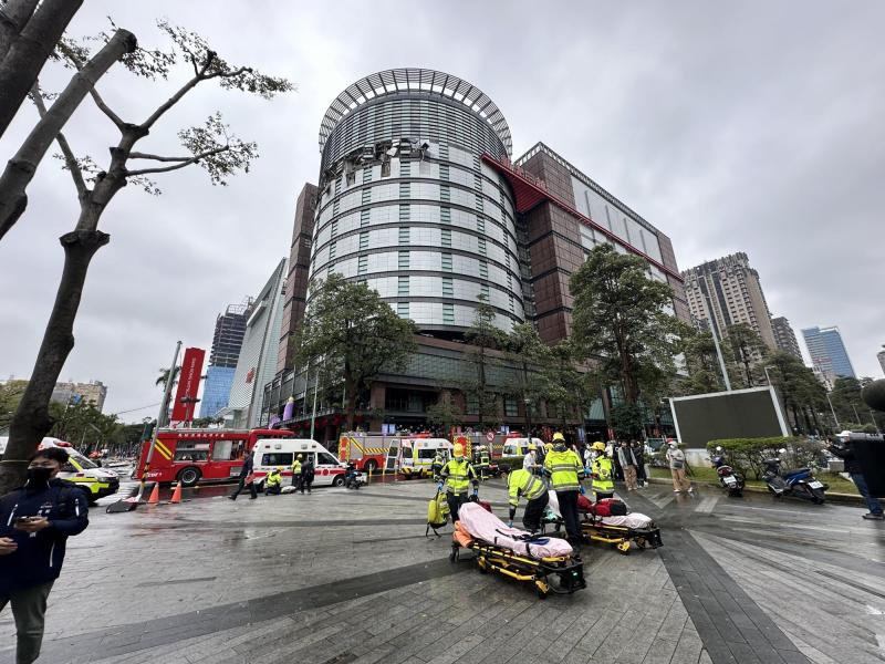 AFP News - Taiwán: Un muerto y al menos cuatro personas heridas de gravedad tras explosión en centro comercial