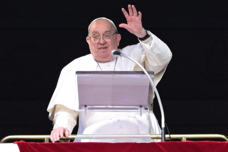 AFP News - AFP News - Una semana de la hospitalización del papa Franciso: Aseguran que su estado "mejoró ligeramente"