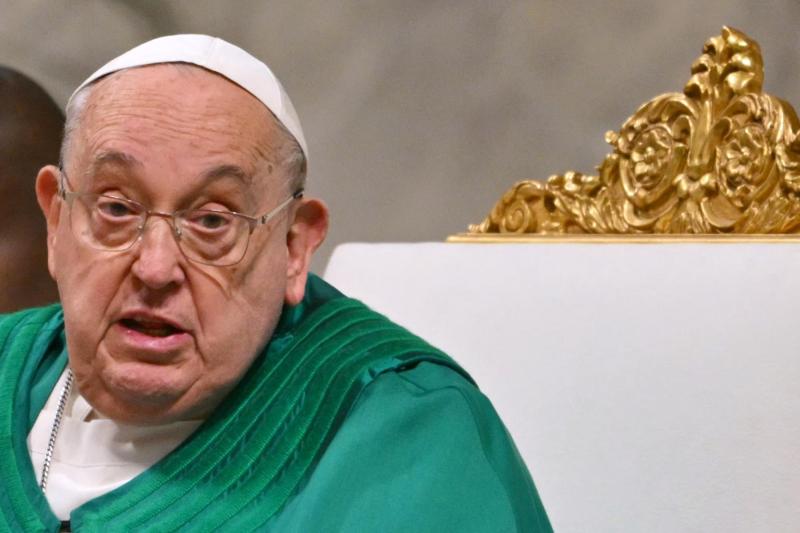 AFP News - AFP News - Una semana de la hospitalización del papa Franciso: Aseguran que su estado "mejoró ligeramente"