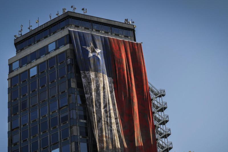 Agencia Uno - Bandera homenaje al 27F