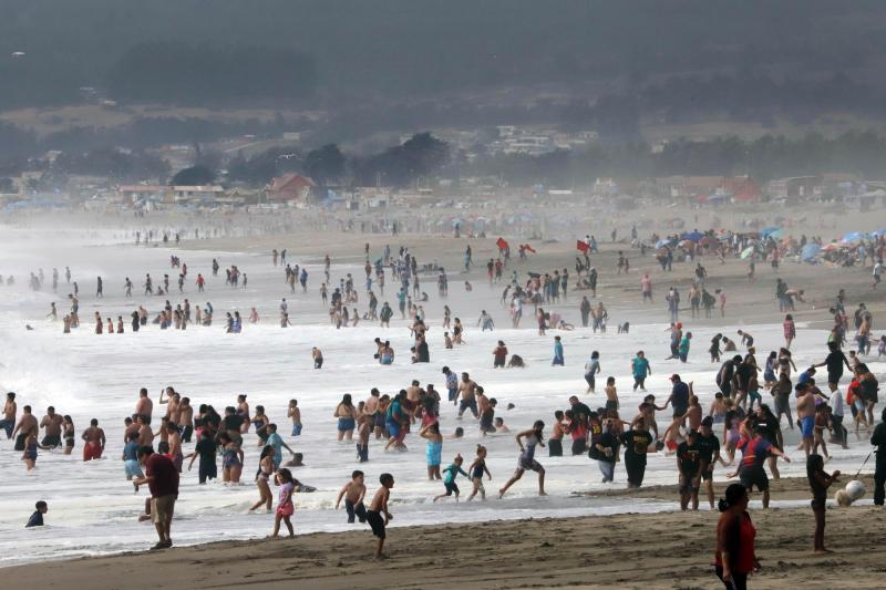 Archivos Agencia Uno/Referencial - Cientos de personas disfrutan las playas de Cartagena