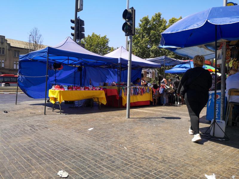 Agencia Uno - Desbordes promete erradicar el comercio ilegal en Santiago en 2 años y medio