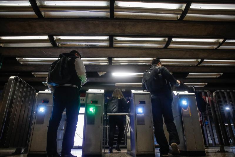 ¿Funciona el Metro de Santiago? Revísalo AQUÍ
