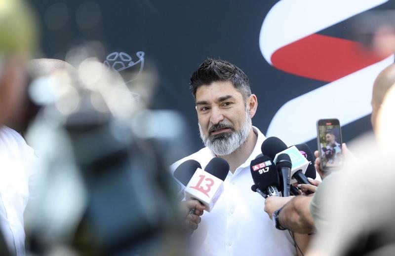 Sifup golpea la mesa por dos jugadores excluidos en Rangers - Créditos: Agencia Uno