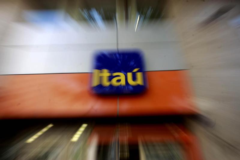 Banco Itaú se querella contra ex subgerente - Agencia Uno