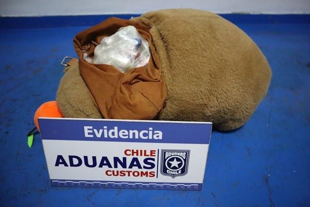 Gentileza - Descubren en Iquique a mujer que viajaba con 185 ovoides de pasta base: los ocultaba en peluche de capibara